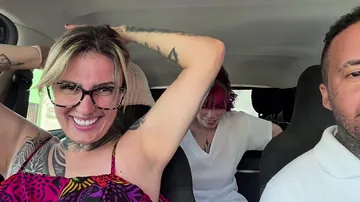 Casal Dna & Sexy Saturn get picked up at the bus