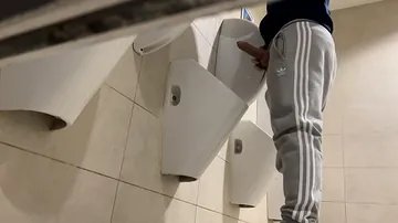 Watch as one straight guys get caught tugging in