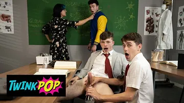 Jake Boinks Joey Mills in without a condom 3some