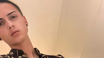 Railing Playthings In The Shower - Hector Milky